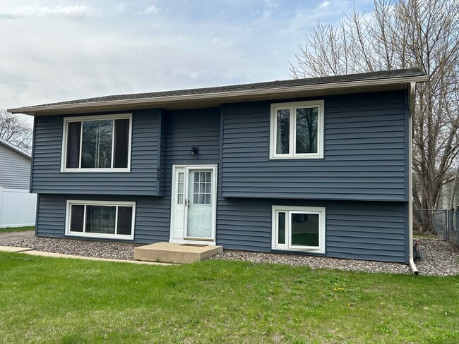 613 30th St NE in Rochester, MN - Foto de edificio - Building Photo