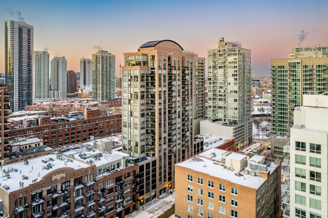 Erie Centre Tower in Chicago, IL - Foto de edificio - Building Photo