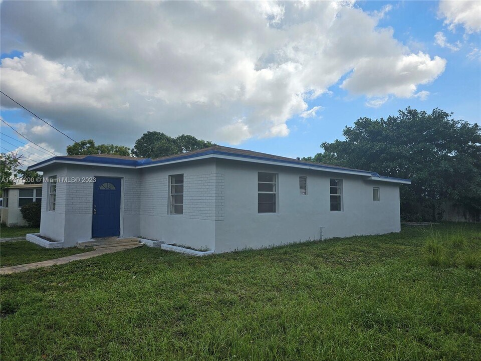 224 NW 13th Ct in Dania Beach, FL - Building Photo