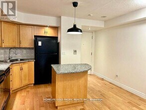 250 Wellington St W in Toronto, ON - Building Photo - Building Photo