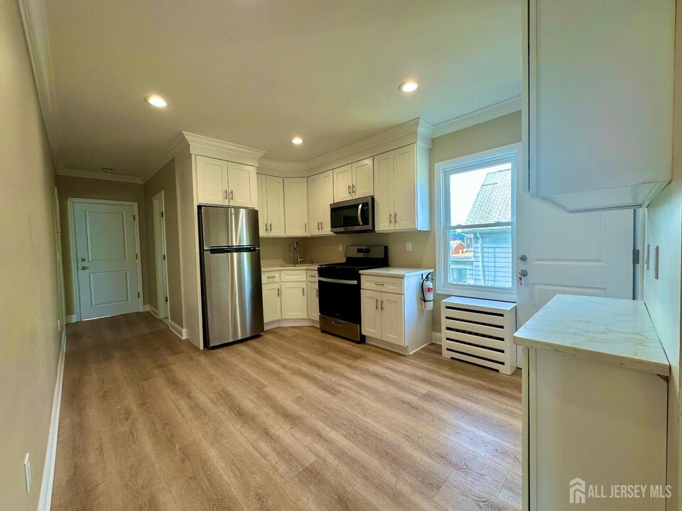 53 Thornall St in Carteret, NJ - Building Photo