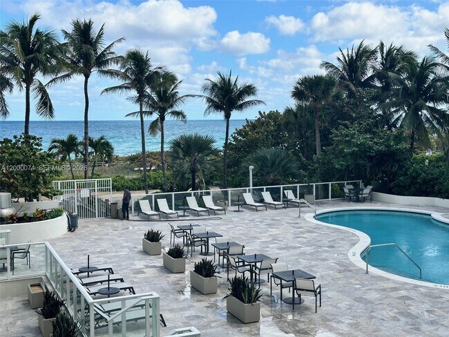 8925 Collins Ave in Surfside, FL - Foto de edificio - Building Photo