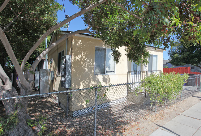 3676-3690 Euclid Ave in San Diego, CA - Foto de edificio - Building Photo