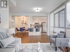 225-3225 Webb Dr in Mississauga, ON - Building Photo - Building Photo