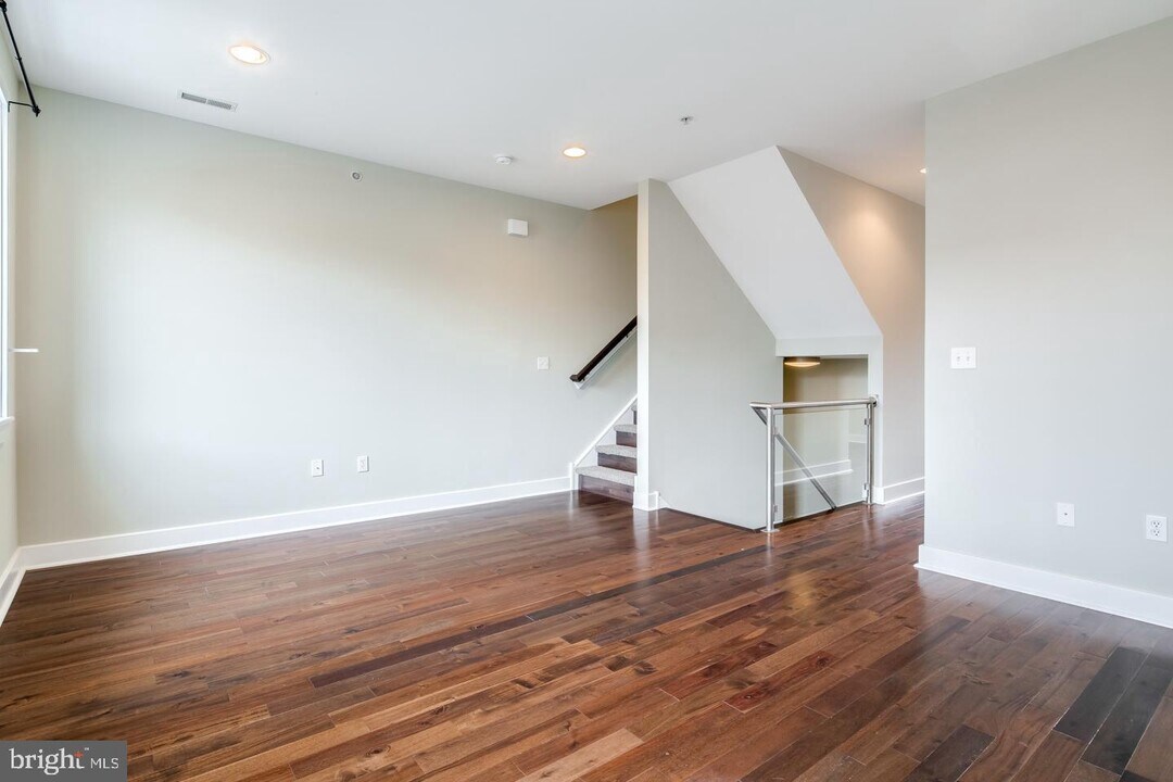 2633 Catharine St-Unit -UNIT B in Philadelphia, PA - Building Photo