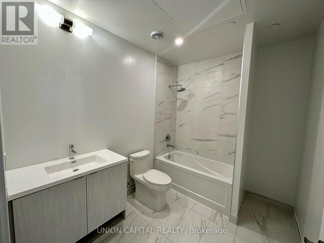 55 Cooper St in Toronto, ON - Building Photo - Building Photo