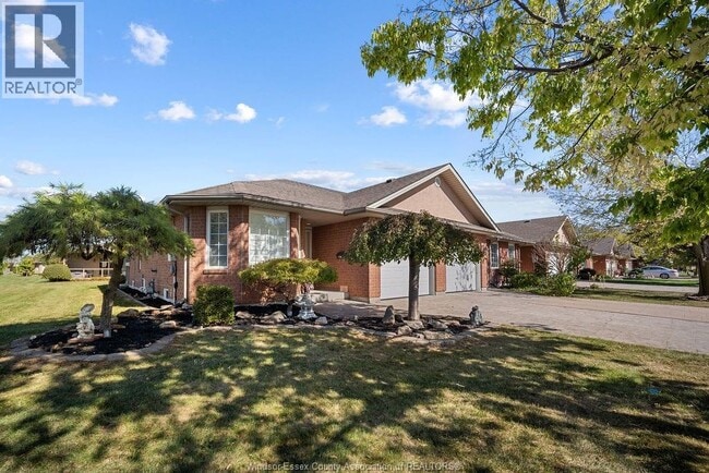 11056 Firgrove Dr in Windsor, ON - Building Photo - Building Photo