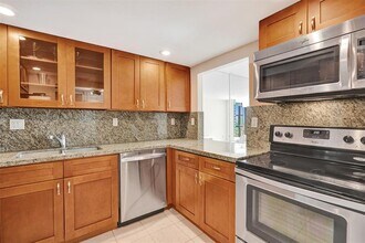 1000 Parkview Dr in Hallandale Beach, FL - Foto de edificio - Building Photo