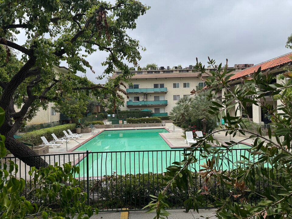 5460 White Oak Ave, Unit A113 in Los Angeles, CA - Building Photo