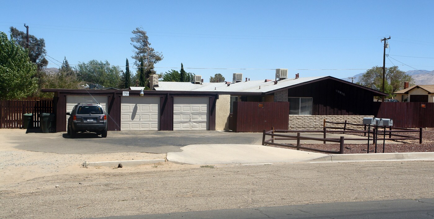 13017 Kiowa Rd in Apple Valley, CA - Foto de edificio