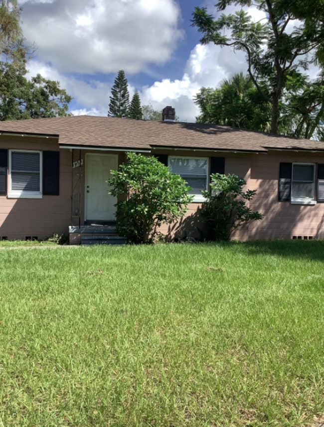 property at 1838 E Elm Rd
