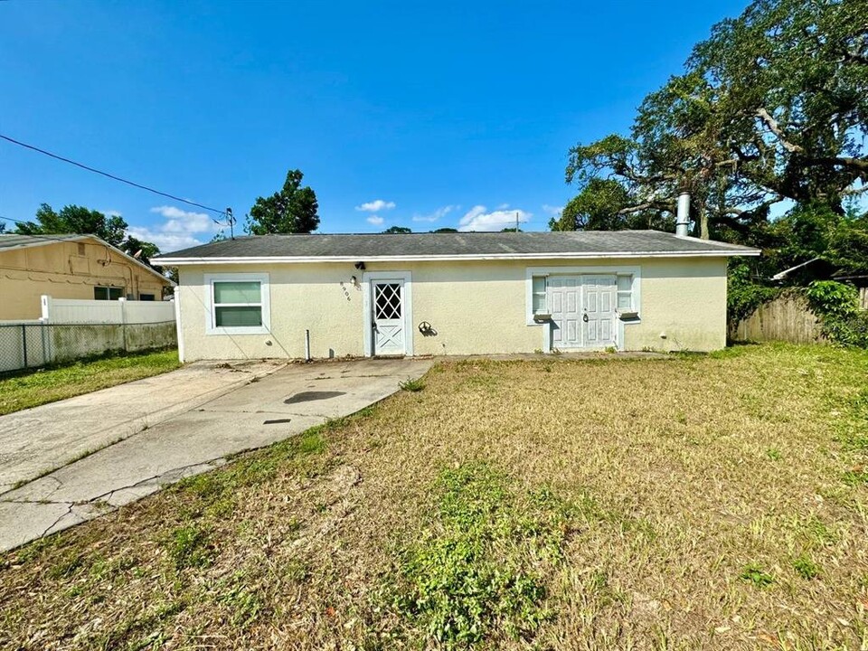 8906 Navajo Ave in Tampa, FL - Foto de edificio