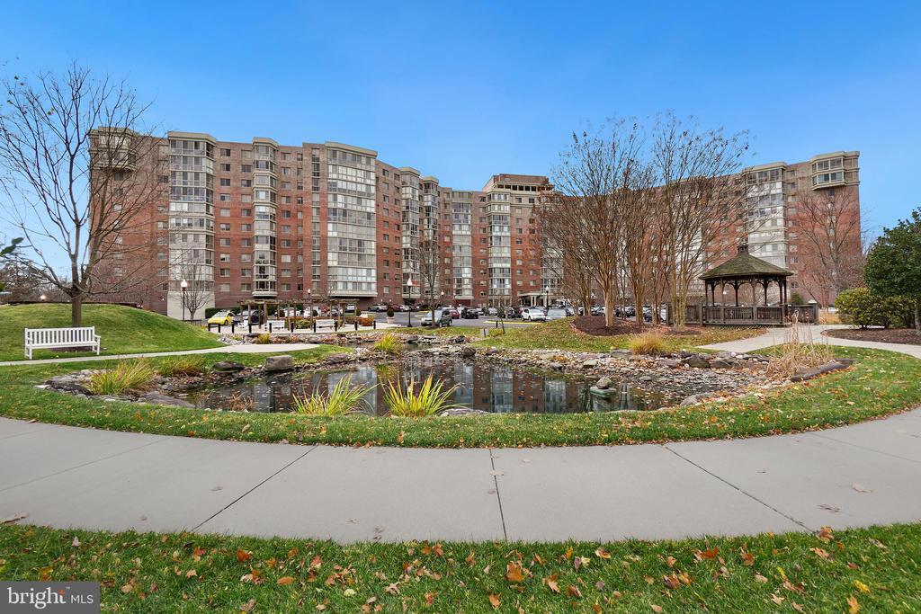 3100 N Leisure World Blvd in Silver Spring, MD - Building Photo