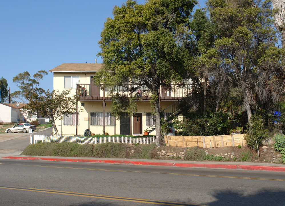 327 W San Ysidro Blvd in San Ysidro, CA - Building Photo