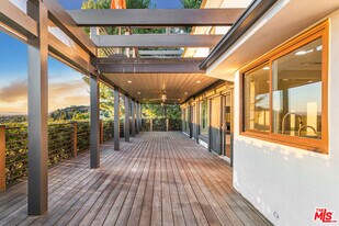 1716 Vía La Paz in Burbank, CA - Building Photo