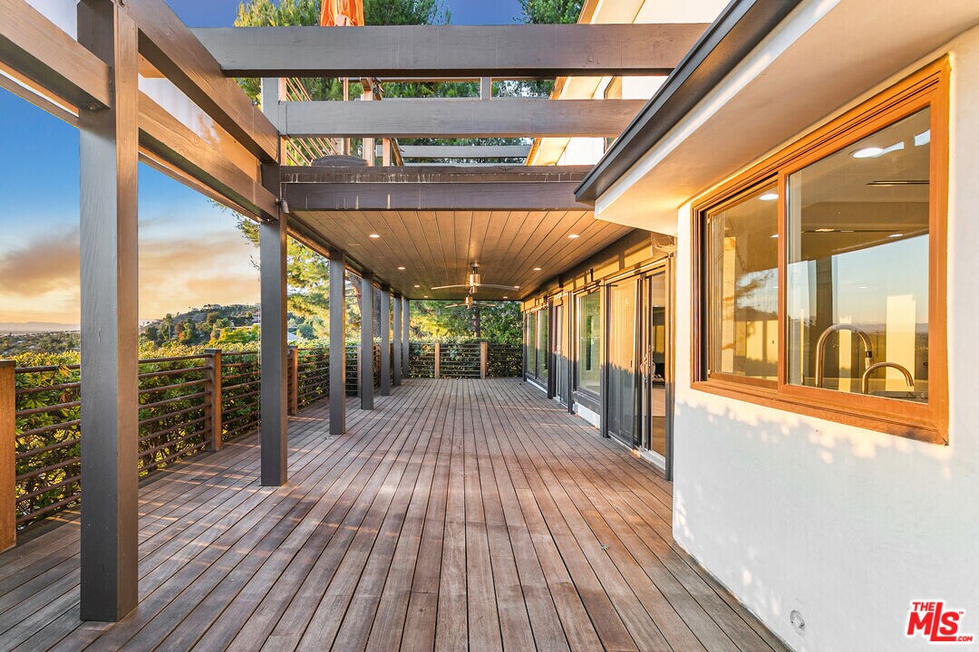 1716 Vía La Paz in Burbank, CA - Building Photo