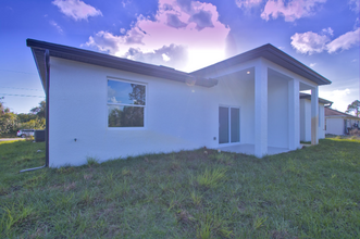 5028 Locke Ln-Unit -5028 in Lehigh Acres, FL - Foto de edificio - Building Photo