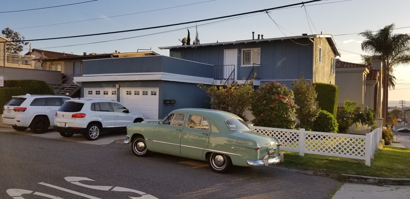 541 Pine St, Unit 541 PINE in Hermosa Beach, CA - Building Photo