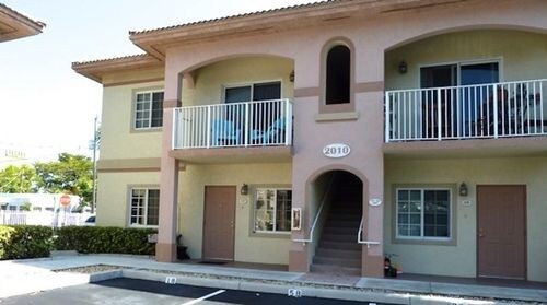 2010 Taylor St-Unit -2A in Hollywood, FL - Building Photo