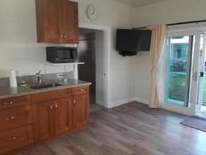 6248 Teesdale Ave, Unit Guest House in North Hollywood, CA - Foto de edificio - Building Photo