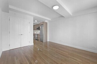 210 W 70th St in New York, NY - Building Photo - Building Photo
