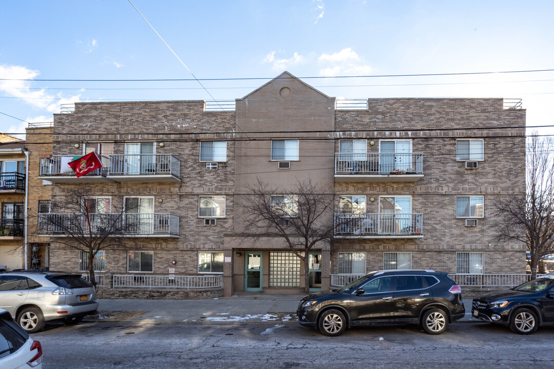 3211 23rd St in Astoria, NY - Building Photo