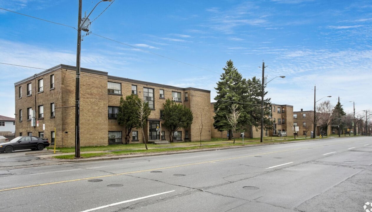 WILSON APARTMENTS in Toronto, ON - Building Photo