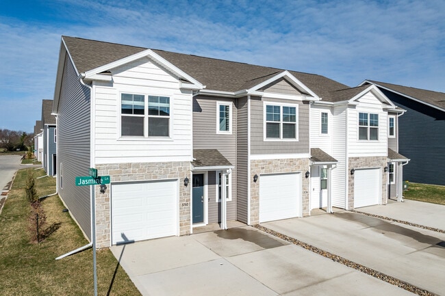 Painted Woods Villas in Waukee, IA - Building Photo - Building Photo