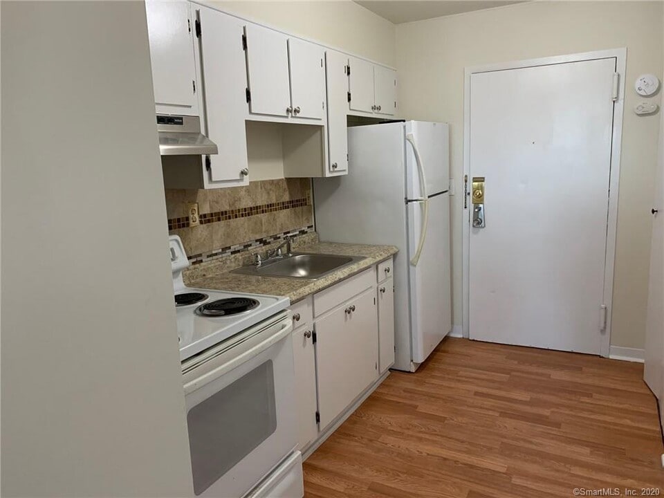 120 Huntington Turnpike-Unit -301 in Bridgeport, CT - Building Photo