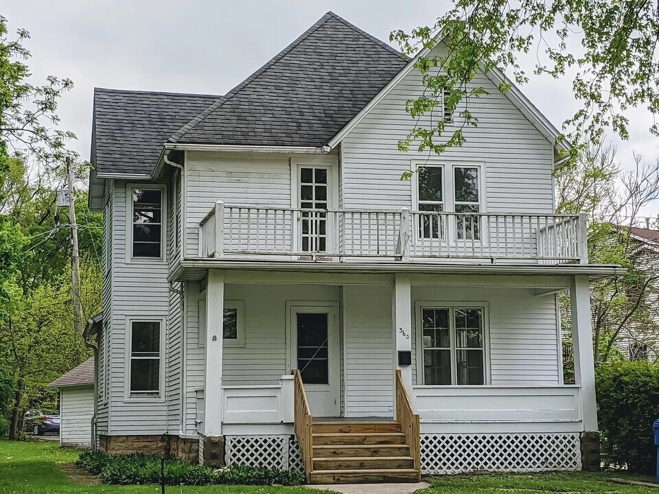 360 Augusta Ave in Dekalb, IL - Building Photo