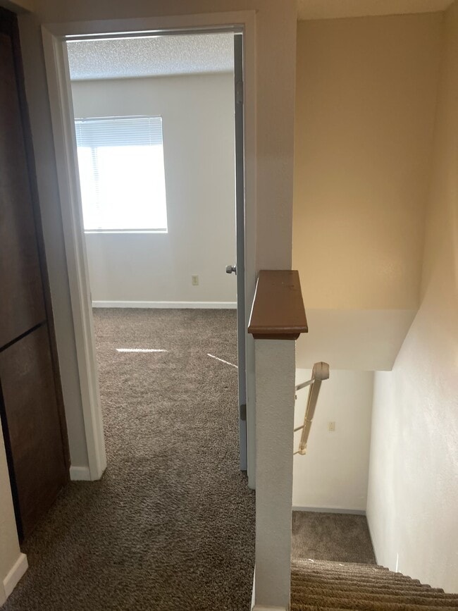 1099 Stonegate Cove Dr, Unit C in Porterville, CA - Building Photo - Building Photo