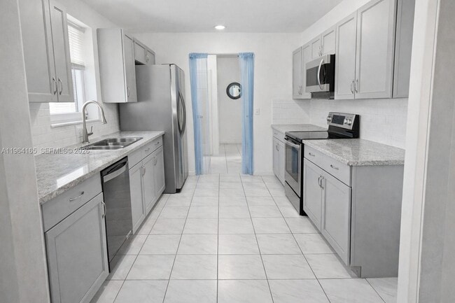 121 SW 28th Terrace in Fort Lauderdale, FL - Building Photo - Building Photo