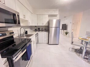 200 SW 11th St in Hallandale Beach, FL - Building Photo - Building Photo