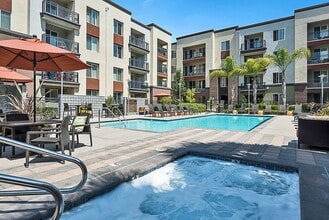 Lawrence Station in Sunnyvale, CA - Foto de edificio - Building Photo