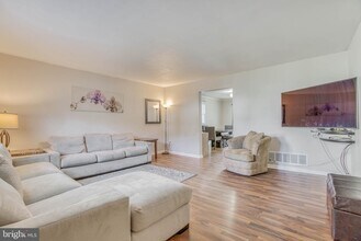 9909 Maidbrook Rd in Parkville, MD - Foto de edificio - Building Photo