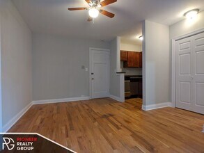 833 W Wolfram St, Unit 3 in Chicago, IL - Building Photo - Building Photo