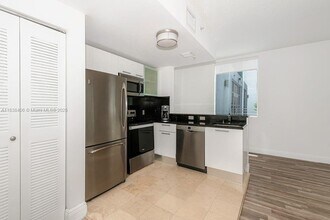 3339 Virginia St, Unit 205 in Miami, FL - Foto de edificio - Building Photo