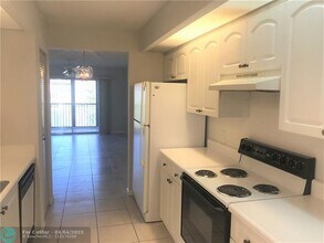 1351 SW 141st Ave in Pembroke Pines, FL - Foto de edificio - Building Photo