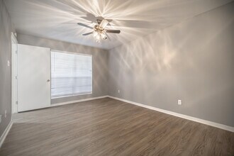 Brookfield in Houston, TX - Building Photo - Interior Photo