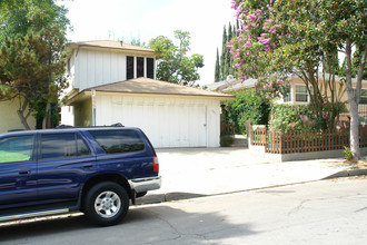 423 E Cedar Ave in Burbank, CA - Foto de edificio - Building Photo