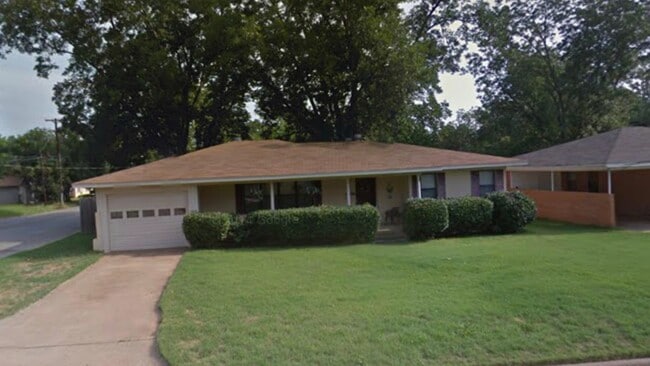 property at 902 Henderson St