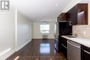 253 Lakeshore Rd E in Mississauga, ON - Building Photo