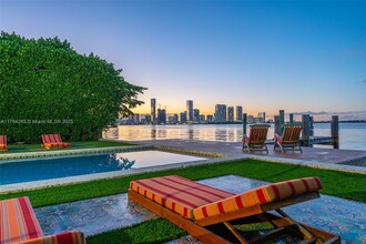 1277 N Venetian Way in Miami Beach, FL - Building Photo - Building Photo