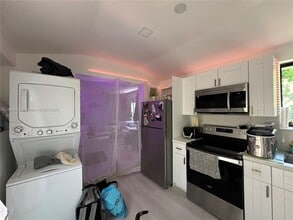 1030 NW 43rd St in Miami, FL - Building Photo - Building Photo