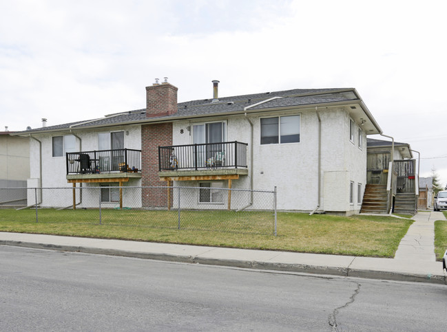 8 Huntley Close NE in Calgary, AB - Building Photo - Primary Photo