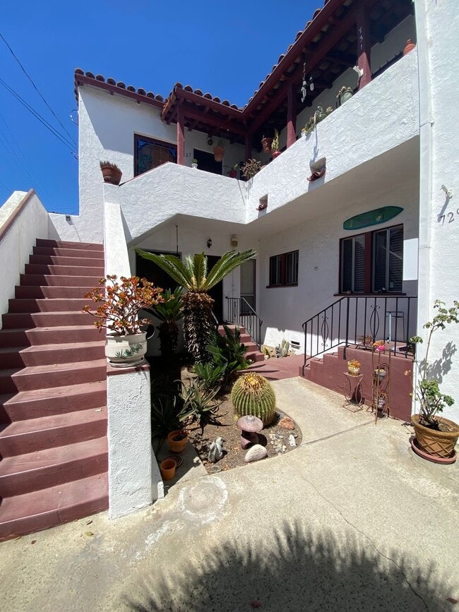 property at 725 E 8th St