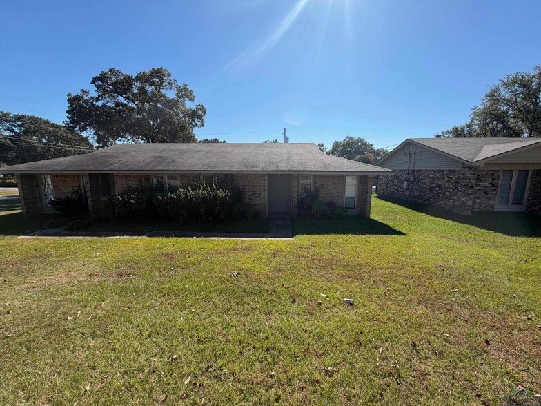 1106 E Fairmont St in Longview, TX - Building Photo