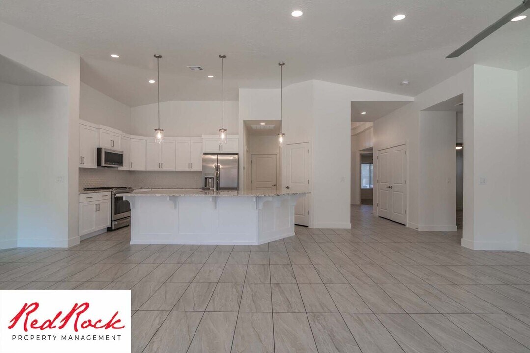 2132 E Sunshine Cir in Saint George, UT - Building Photo