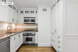 27 W 72nd St in New York, NY - Building Photo - Building Photo