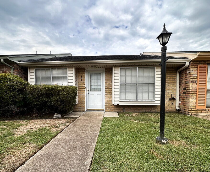 424 Longmeadow Dr in Beaumont, TX - Building Photo